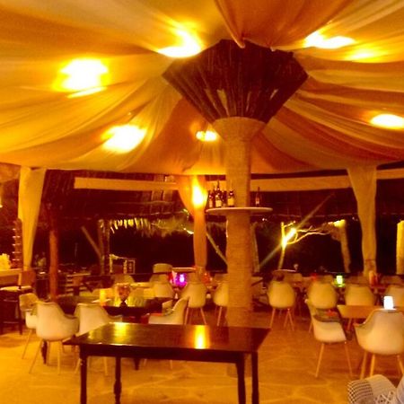 Bahari Dhow Beach Villas Diani Beach Exteriör bild