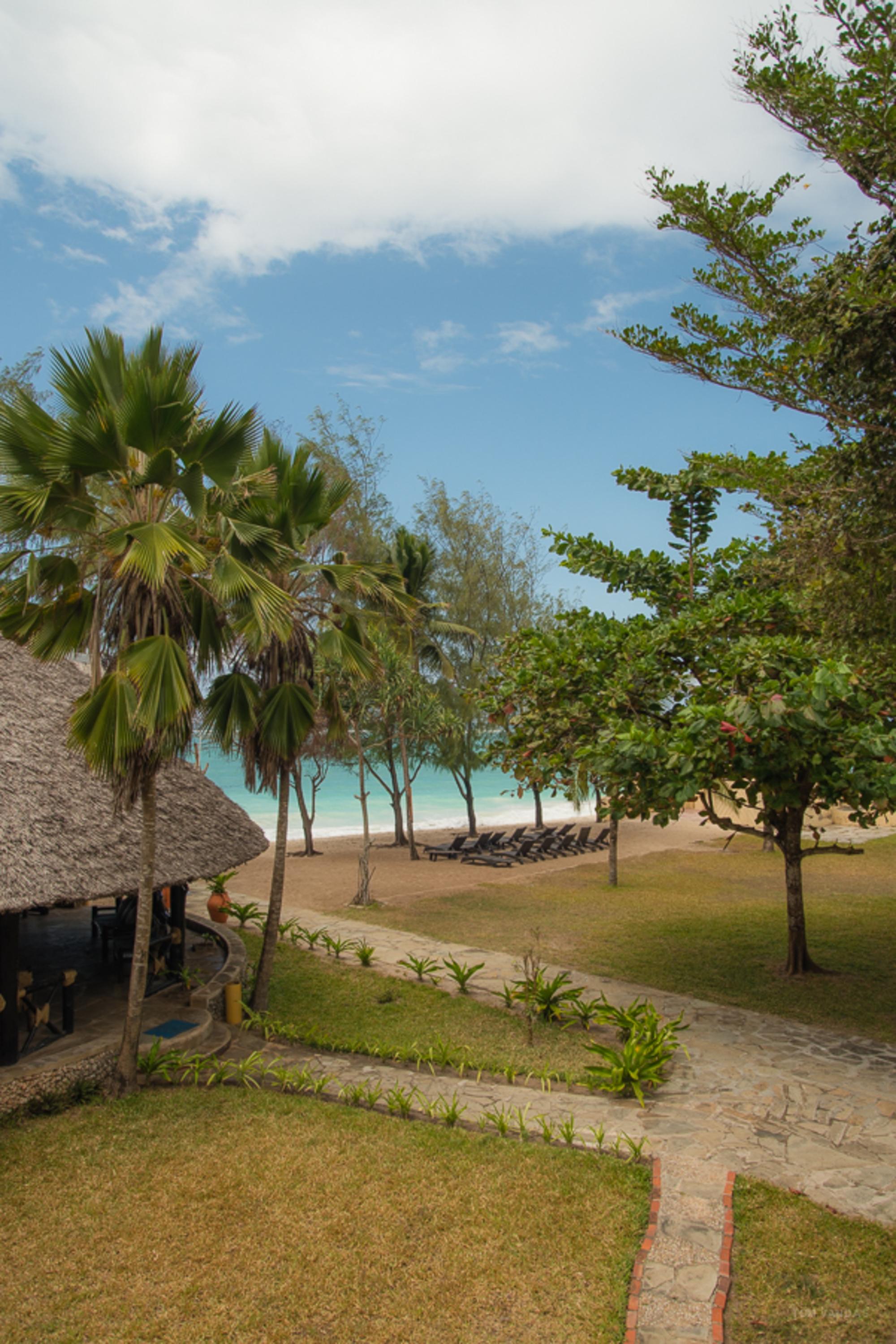 Bahari Dhow Beach Villas Diani Beach Exteriör bild