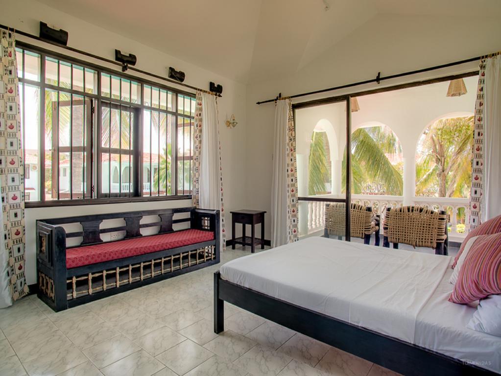 Bahari Dhow Beach Villas Diani Beach Exteriör bild
